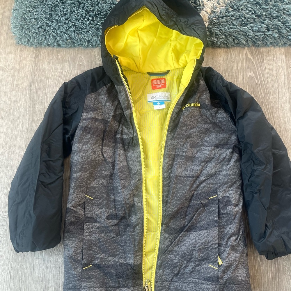 Boys’ Columbia Winter Coat Size Sm. Excellent condition. ￼